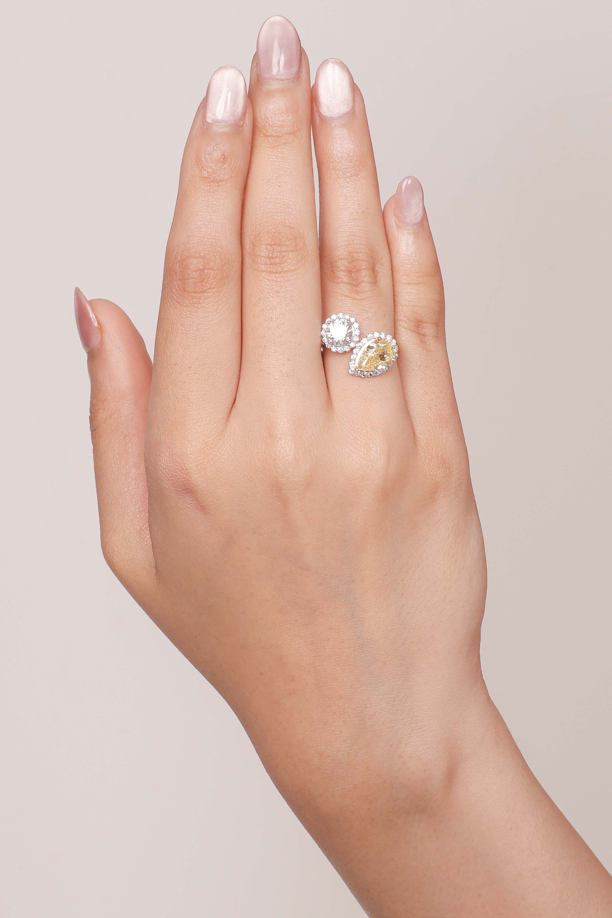 Golden Toi et Moi Halo Diamond Ring