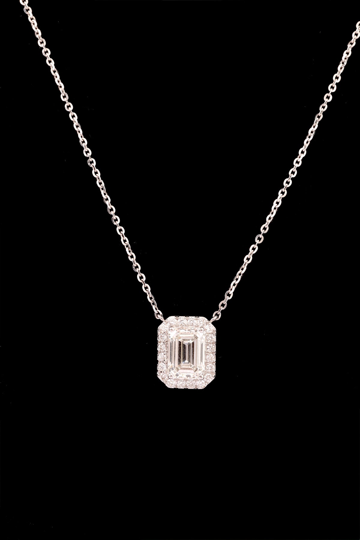 Aurreva Emerald Halo Royale Pendant – Emerald 2.3 ctw