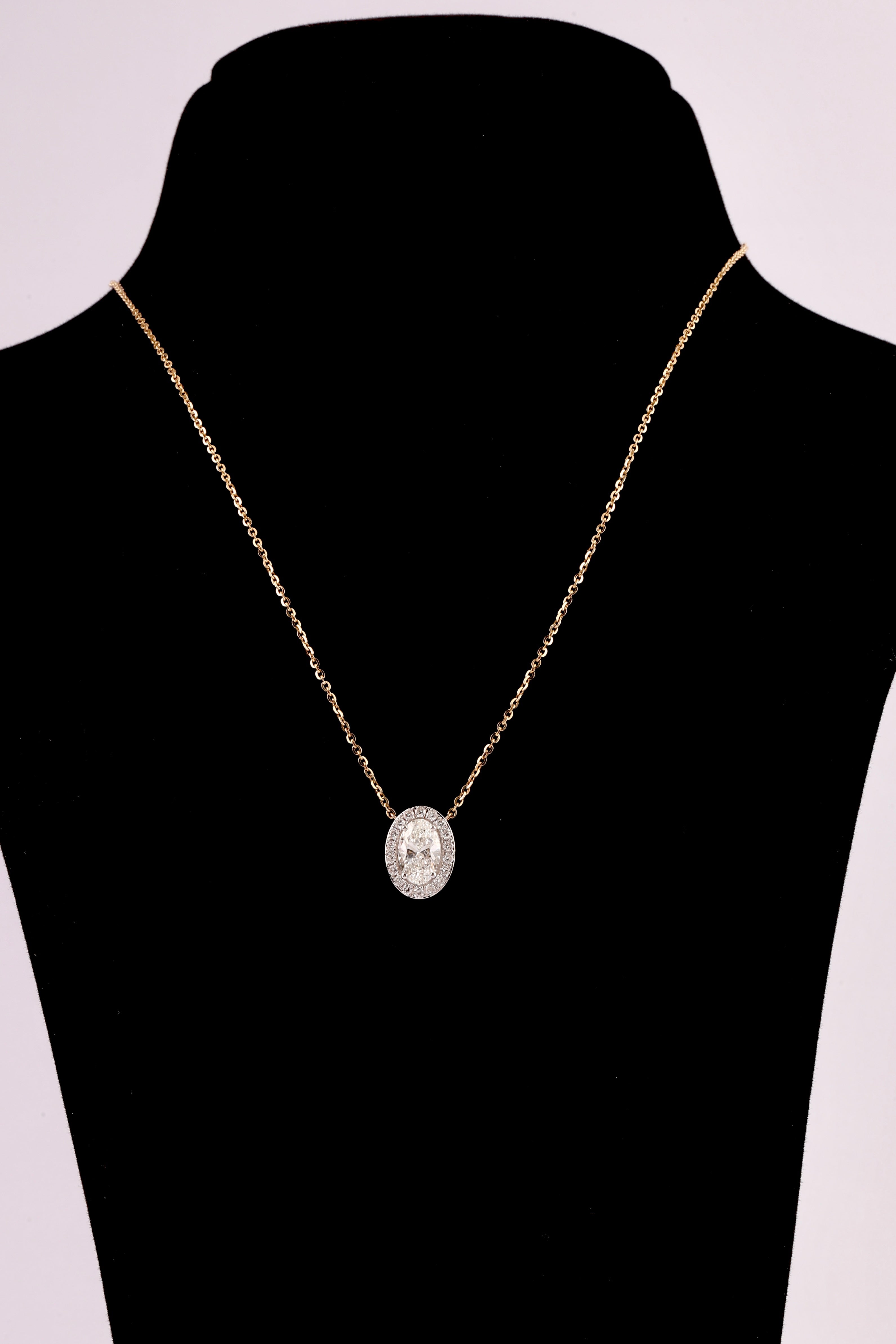 Aurreva Ovale Halo Luxe Pendant – Oval 1.8 ctw