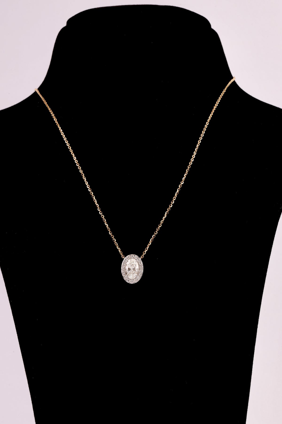Aurreva Ovale Halo Luxe Pendant – Oval 1.8 ctw